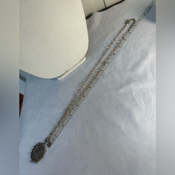 Unusual amulet style pendant with intricate goldtone chain - Picture 5 of 6